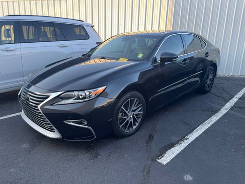 Used 2017 Lexus ES 350 w/ Luxury Package FWD image 1