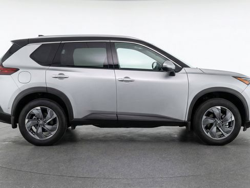 Used 2025 Nissan Rogue SV image 11