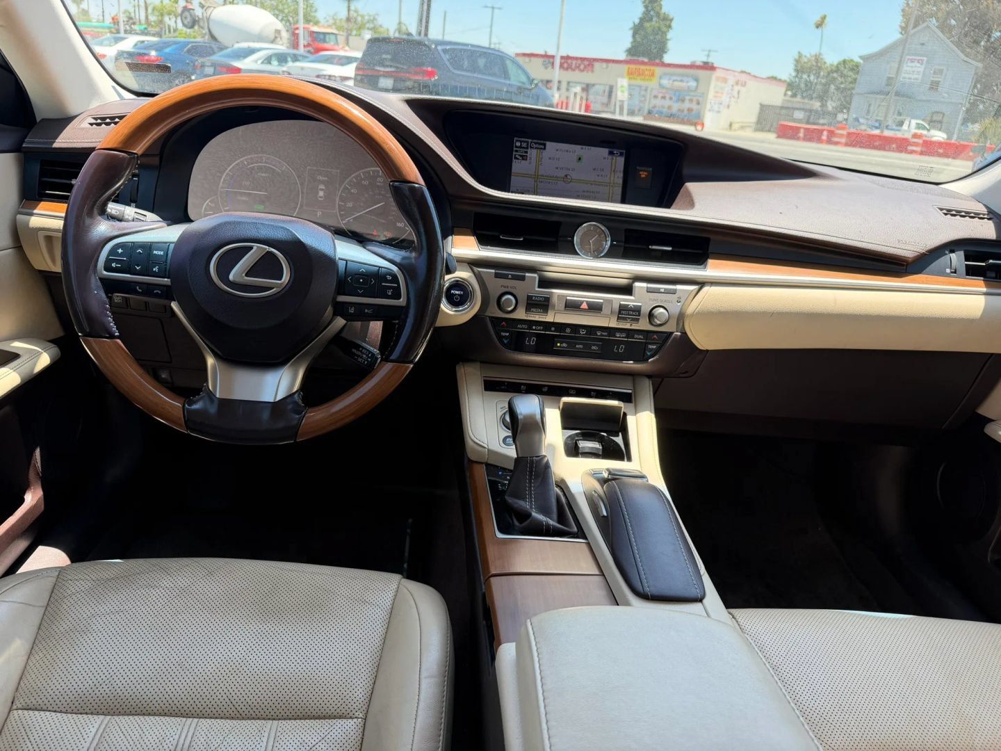 Used 2016 Lexus ES 300h w/ Luxury Package w/Wood Trim FWD image 21