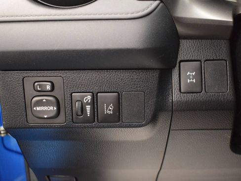 Used 2018 Toyota RAV4 LE w/ Carpet Mat Package AWD/4WD image 15