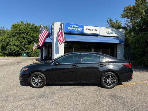 Used 2018 Lexus ES 350 w/ Luxury Package w/Wood Trim FWD image 22