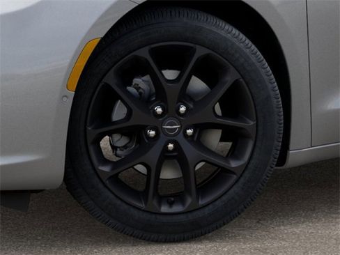 New 2026 Chrysler Pacifica Limited w/ Uconnect Theater Family Group image 8