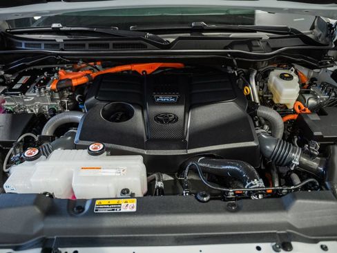 Used 2025 Toyota Sequoia Capstone AWD/4WD image 19