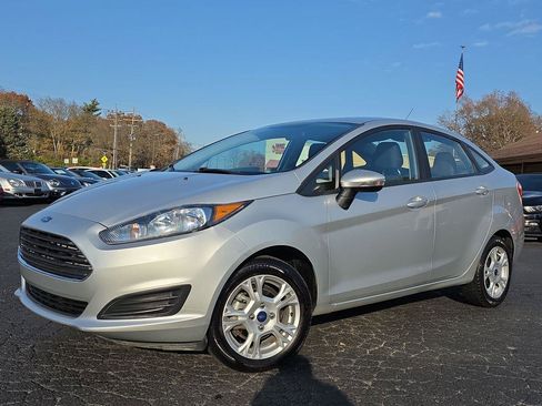 Used 2016 Ford Fiesta SE image 1