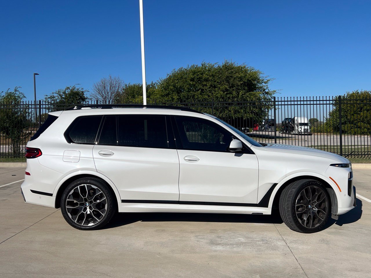 Used 2024 BMW X7 xDrive40i w/ M Sport Package AWD/4WD image 2