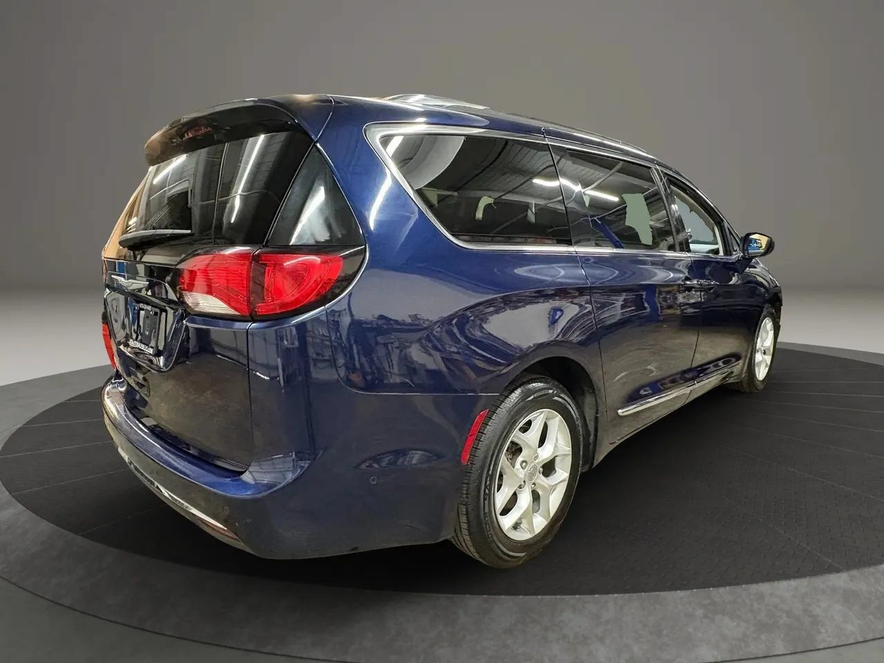 Used 2017 Chrysler Pacifica Touring-L Plus w/ Advanced Safetytec Group FWD image 8