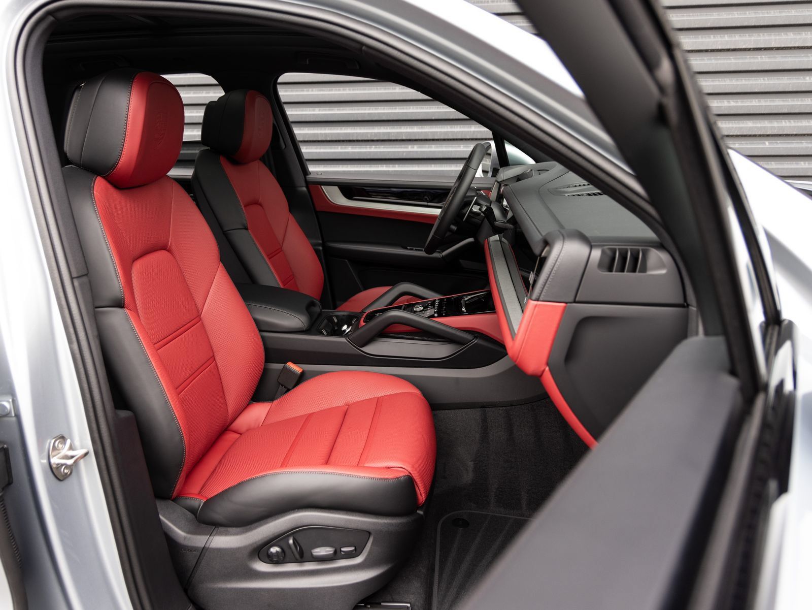 Certified 2026 Porsche Cayenne AWD/4WD image 33
