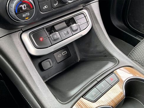 Used 2023 GMC Acadia SLE image 33