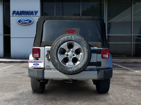 Used 2018 Jeep Wrangler Sahara w/ Connectivity Group image 5