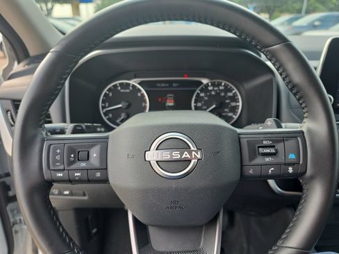 Used 2025 Nissan Rogue SV FWD image 11