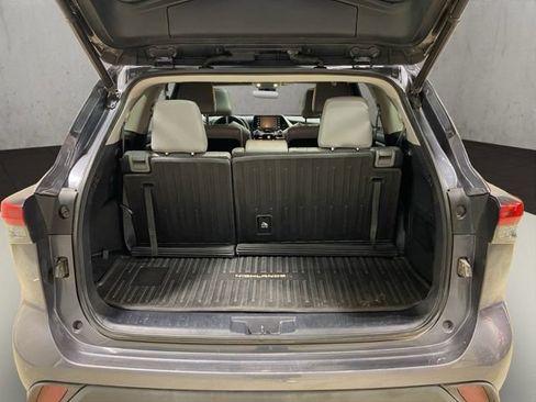 Used 2021 Toyota Highlander XLE AWD/4WD image 23