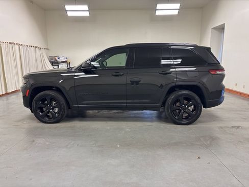 Used 2024 Jeep Grand Cherokee Limited w/ Black Appearance Package image 5