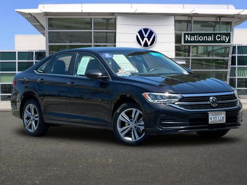 Used 2023 Volkswagen Jetta SE FWD image 2