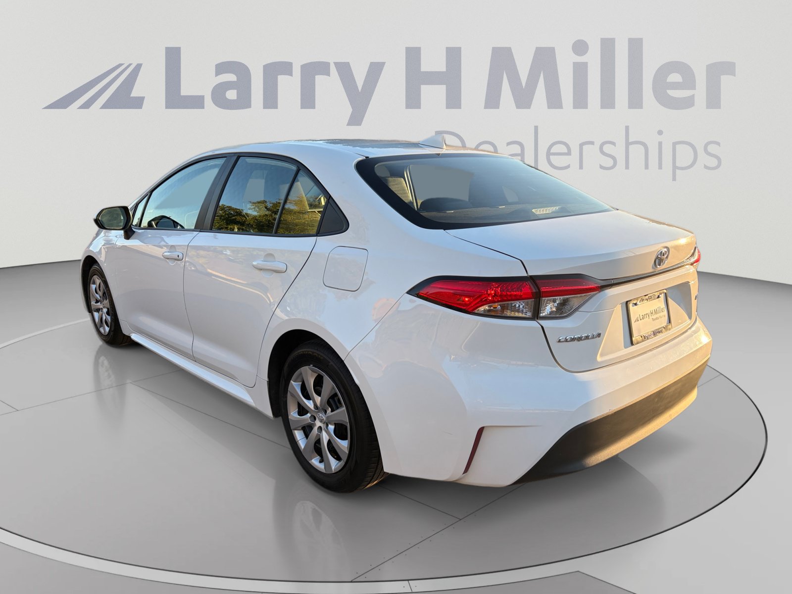 Used 2025 Toyota Corolla LE FWD image 3