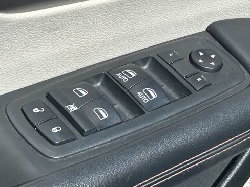 Used 2018 Chrysler Pacifica Touring-L FWD image 27