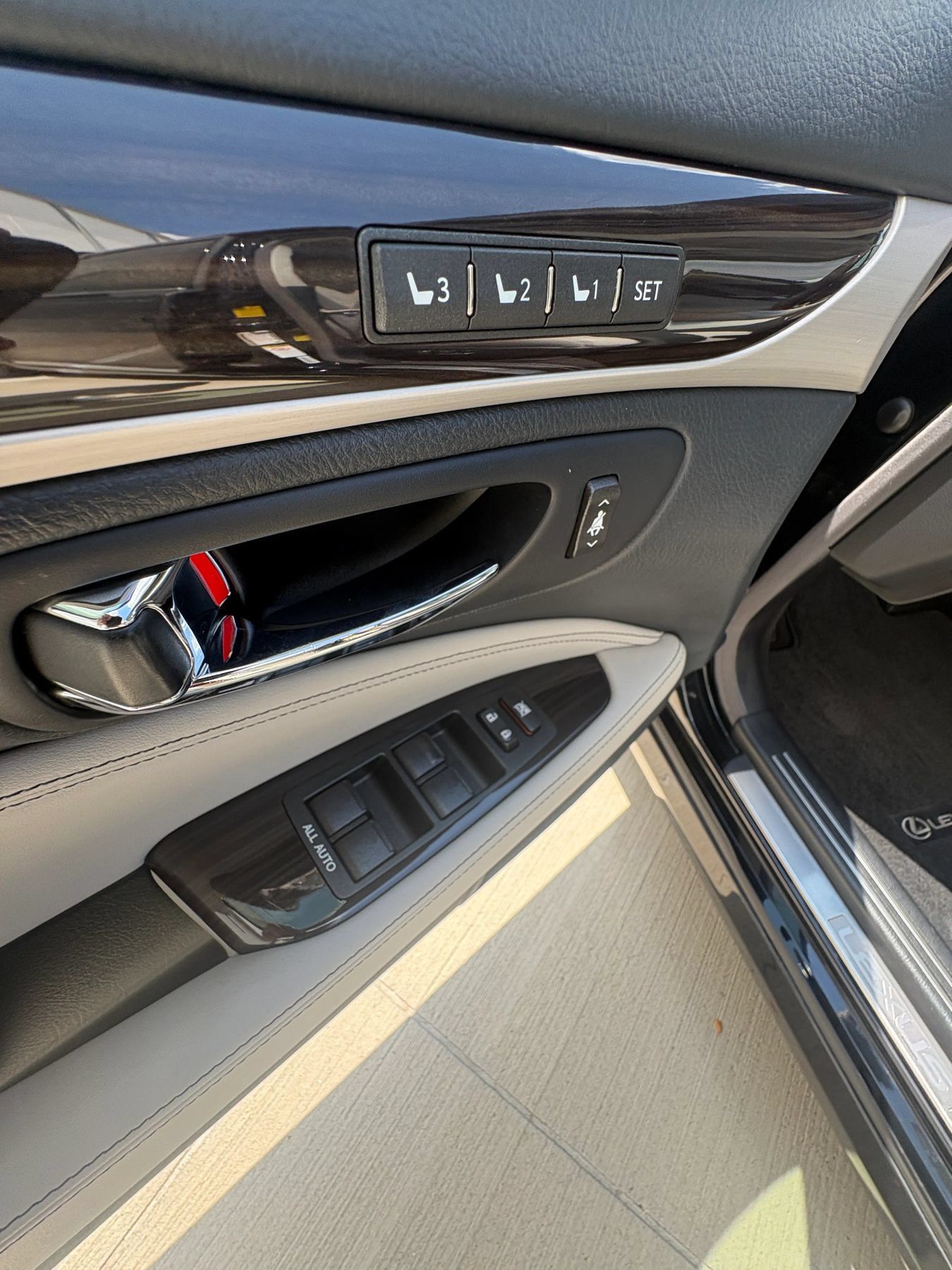 Used 2015 Lexus LS 460 w/ Ultra Luxury Package RWD image 21