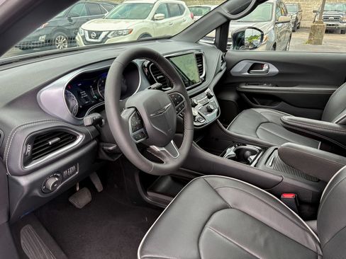 Used 2026 Chrysler Pacifica Limited FWD image 6