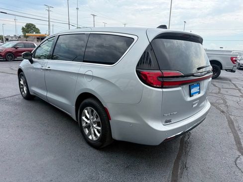 Used 2023 Chrysler Pacifica Touring-L AWD/4WD image 7