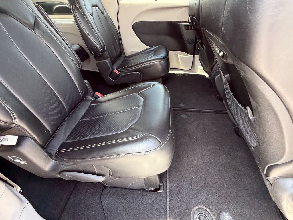 Used 2024 Chrysler Pacifica Touring-L FWD image 11