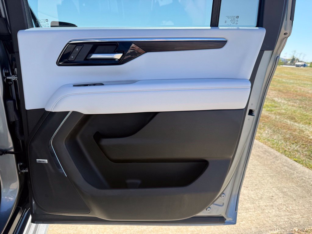 Used 2026 Chevrolet Suburban Premier AWD/4WD image 19