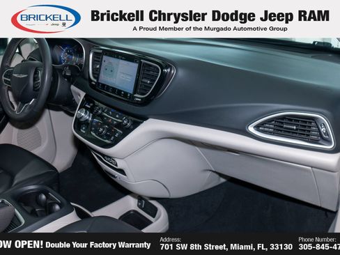 Used 2023 Chrysler Pacifica Touring-L FWD image 16
