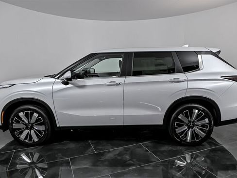 New 2025 Mitsubishi Outlander SE image 6