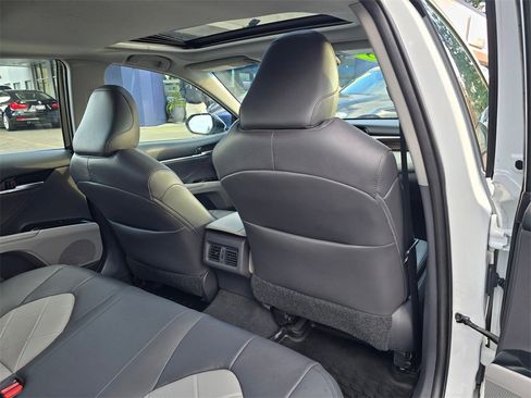 Used 2018 Toyota Camry XLE image 16