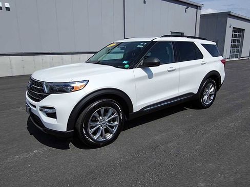 Used 2022 Ford Explorer XLT w/ Equipment Group 202A AWD/4WD image 4