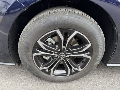 Used 2025 Toyota Sienna Platinum image 10