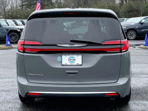 Used 2023 Chrysler Pacifica Touring-L image 4