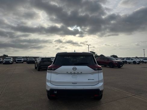 Used 2024 Nissan Rogue SV AWD/4WD image 17