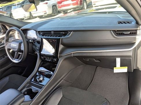 New 2025 Jeep Grand Cherokee Altitude image 38