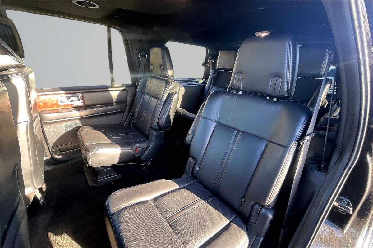 Used 2016 Lincoln Navigator Select RWD image 26