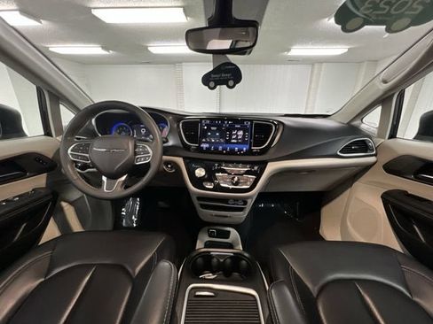 Used 2023 Chrysler Pacifica Touring-L FWD image 19