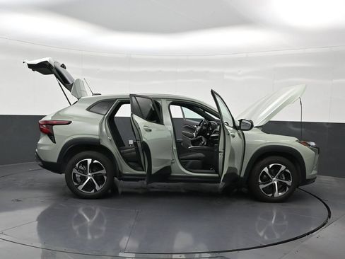 Used 2024 Chevrolet Trax RS FWD image 32