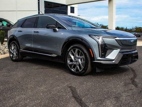 Used 2025 Cadillac Optiq Luxury 1 image 3