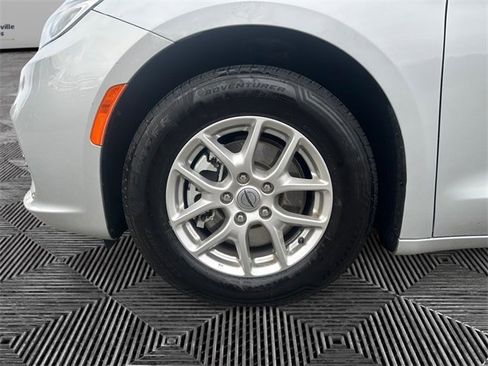 Used 2024 Chrysler Pacifica Touring-L image 14