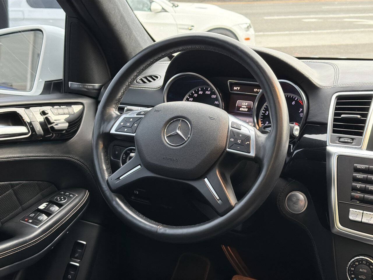 Used 2015 Mercedes-Benz GL 550 4MATIC w/ Driver Assistance Package image 33