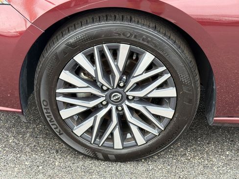 Used 2025 Nissan Altima 2.5 SV FWD image 13