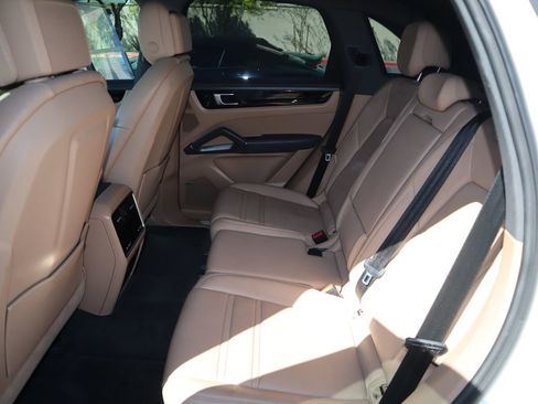 Used 2020 Porsche Cayenne image 11