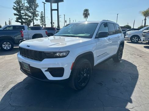 Used 2024 Jeep Grand Cherokee Altitude AWD/4WD image 3
