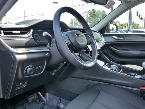 Used 2023 Jeep Grand Cherokee Laredo AWD/4WD image 21