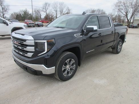 New 2026 GMC Sierra 1500 SLE image 11