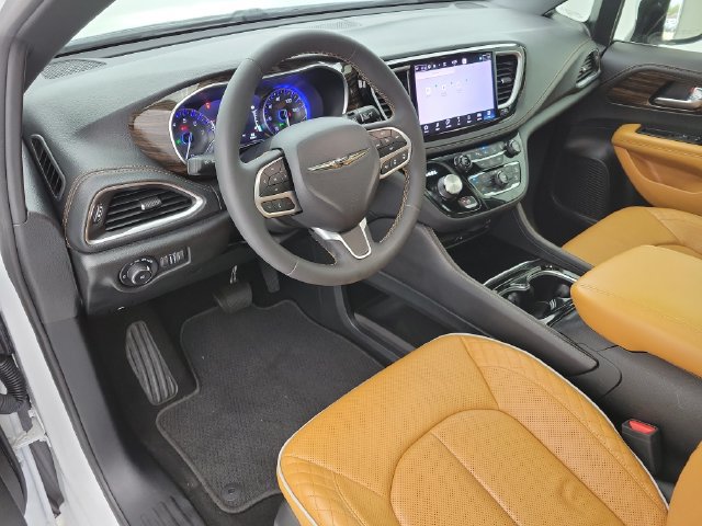Used 2023 Chrysler Pacifica Pinnacle AWD/4WD image 18