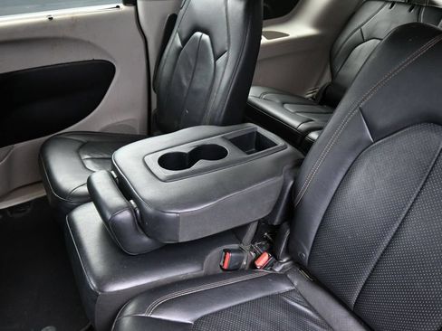 Used 2018 Chrysler Pacifica Touring-L FWD image 24