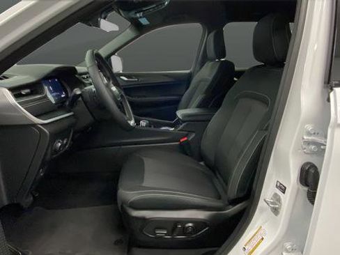 Used 2025 Jeep Grand Cherokee Laredo w/ Luxury Tech Group I AWD/4WD image 9