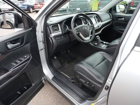 Used 2017 Toyota Highlander XLE AWD/4WD image 13