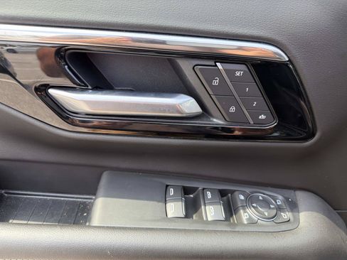 Used 2025 Chevrolet Suburban Premier RWD image 7