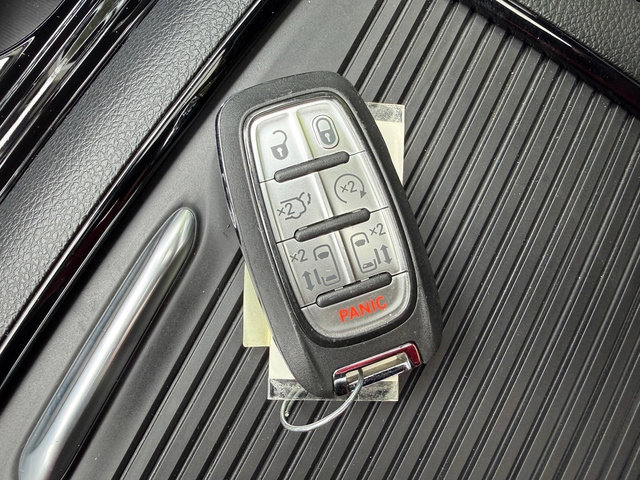 Used 2025 Chrysler Pacifica Limited FWD image 36
