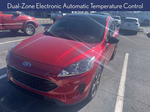 Used 2022 Ford Escape SE w/ SE Sport Appearance Package image 8